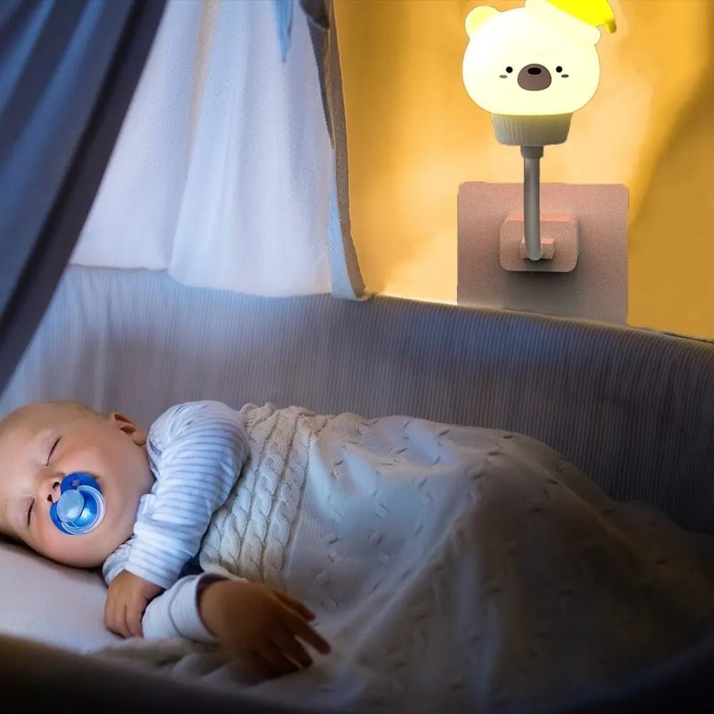 Bébé endormi paisiblement avec la veilleuse SweetDream™ en arrière-plan.
