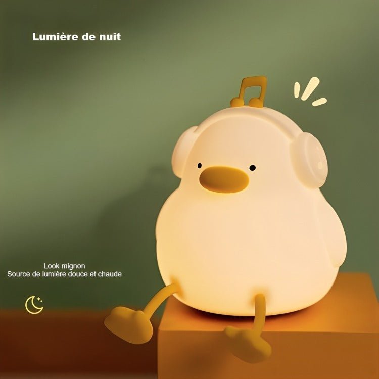 Veilleuse en forme de canard avec casque, diffusant une lumière douce et chaleureuse pour une ambiance réconfortante."