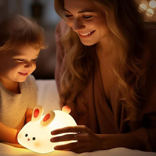Veilleuse lapin Bunny Bliss en silicone doux, émettant une lumière apaisante pour le sommeil des bébés"