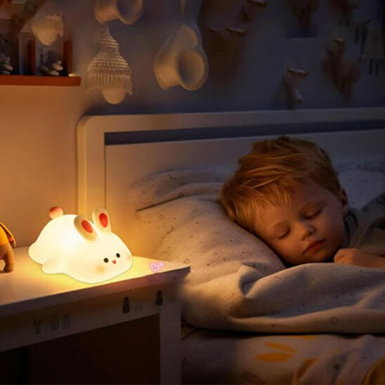 Bunny Bliss - la veilleuse design primée qui aide les bébés à s'endormir paisiblement grâce à sa forme de lapin rassurante"