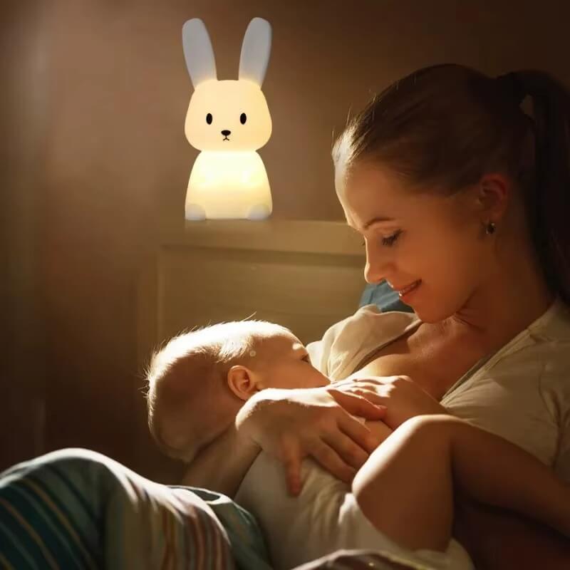  Parent utilisant la veilleuse lapin LumiLapin  en douceur pendant la nuit.