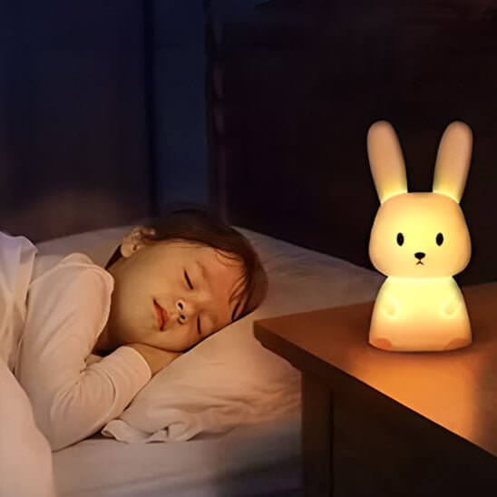 Veilleuse lapin LumiLapin en mode lumière tamisée pour faciliter l’endormissement du bébé