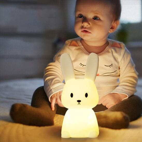 Gros plan sur la matière silicone sans BPA de la veilleuse lapin LumiLapin, douce et sûre pour bébé.