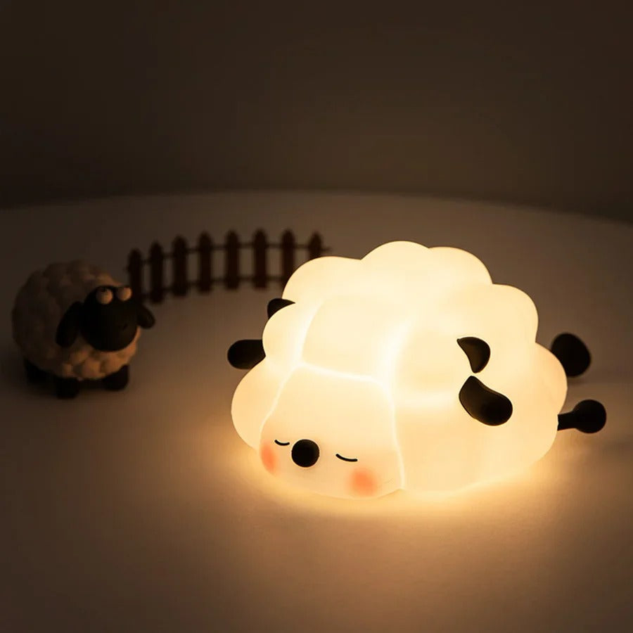 Veilleuse bébé BabyDream™ Sheep au design adorable en forme de mouton, diffusant une lumière douce et apaisante dans une chambre d'enfant.